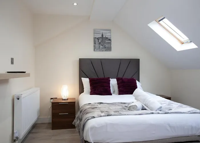 6 Bedroom House 10Min Drive From City Centre Manchester
